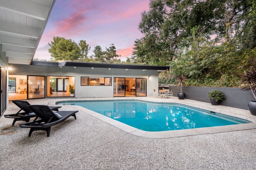 exterior shot of a luxury home 2024 03 26 22 01 18 utc Large 1